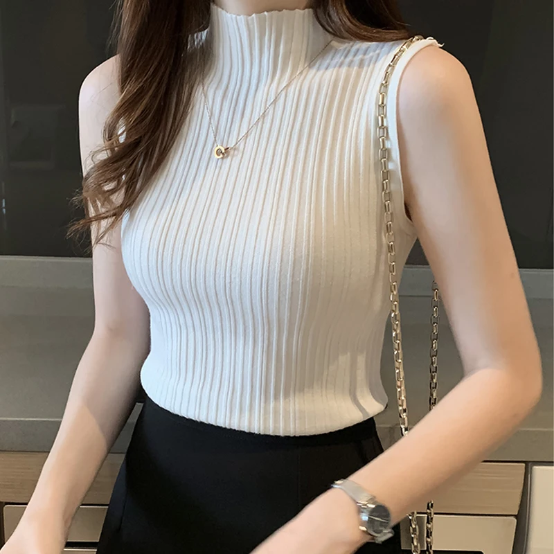 Женский трикотажный свитер без рукавов с высоким воротником