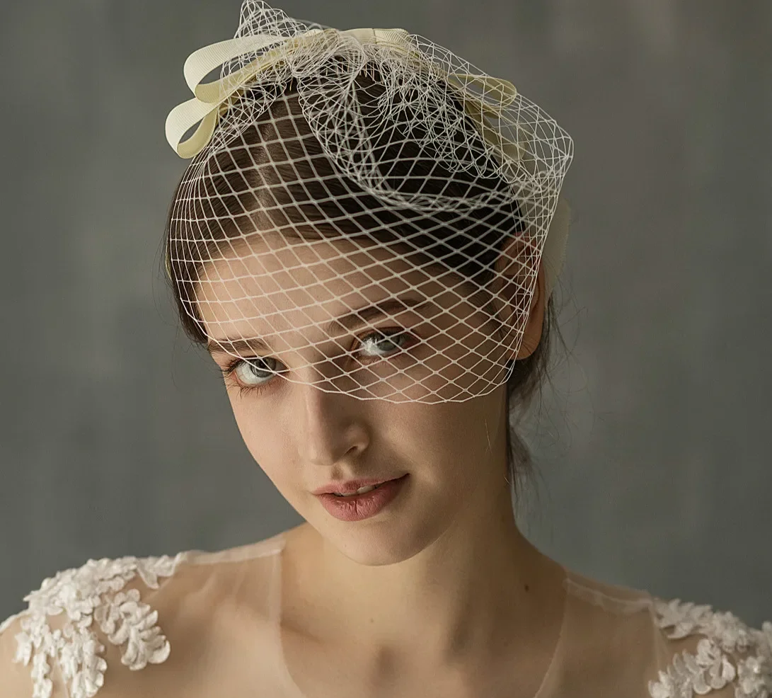 Белая Фата на голову для невесты сетчатая фата с кристаллами и бантом лицо