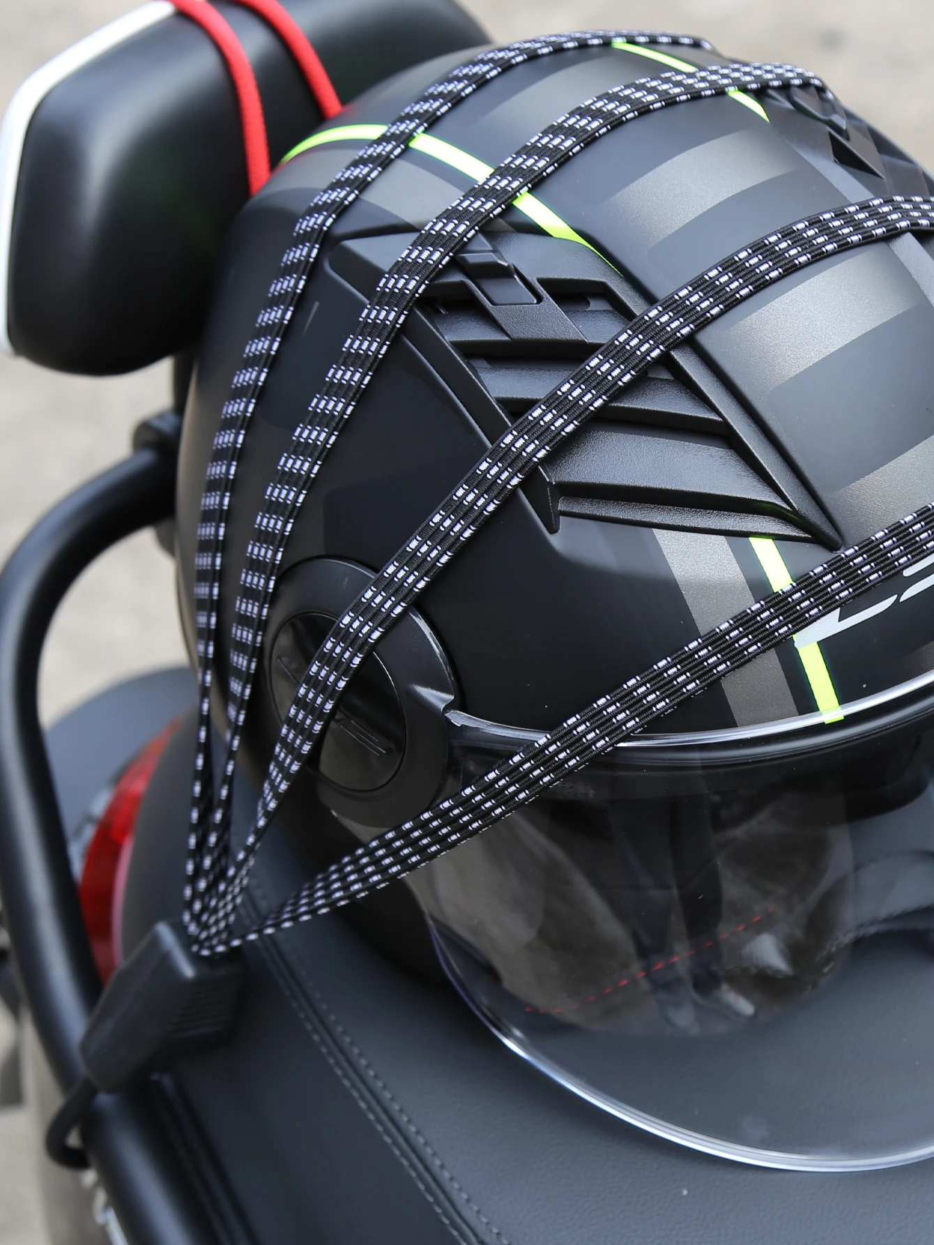 Длинная черная эластичная веревка 60 см. Сочетание из 4 эластичных узлов с