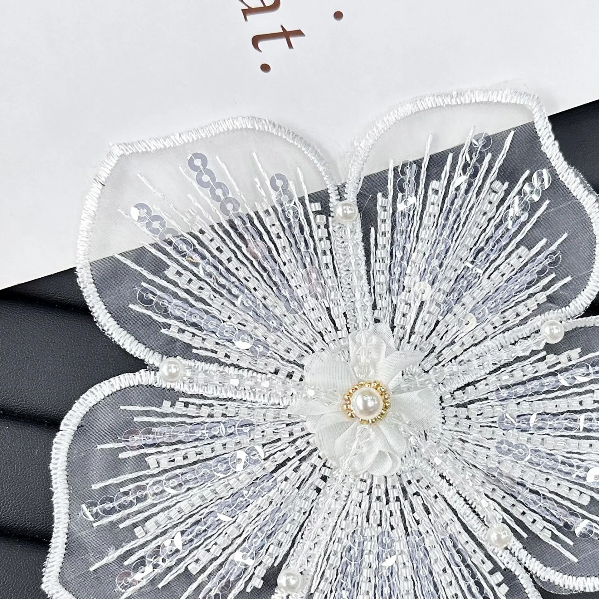 2 шт. белые нашивки с блестками и бусинами