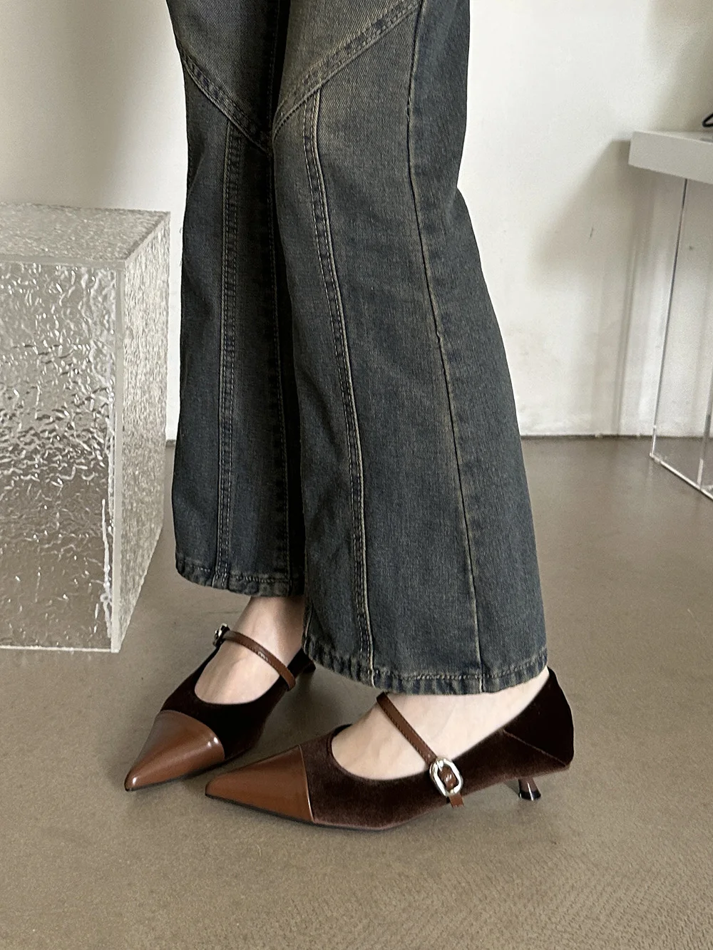 

Туфли-лодочки женские офисные, заостренный носок, без застежки, на тонком среднем каблуке, строгие, с пряжкой, черные, коричневые, Размеры 35-39