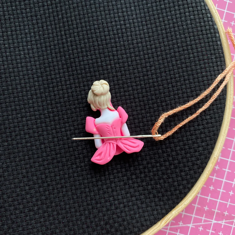 Магнитная игла для вышивания красивой девушки в розовом цвете |