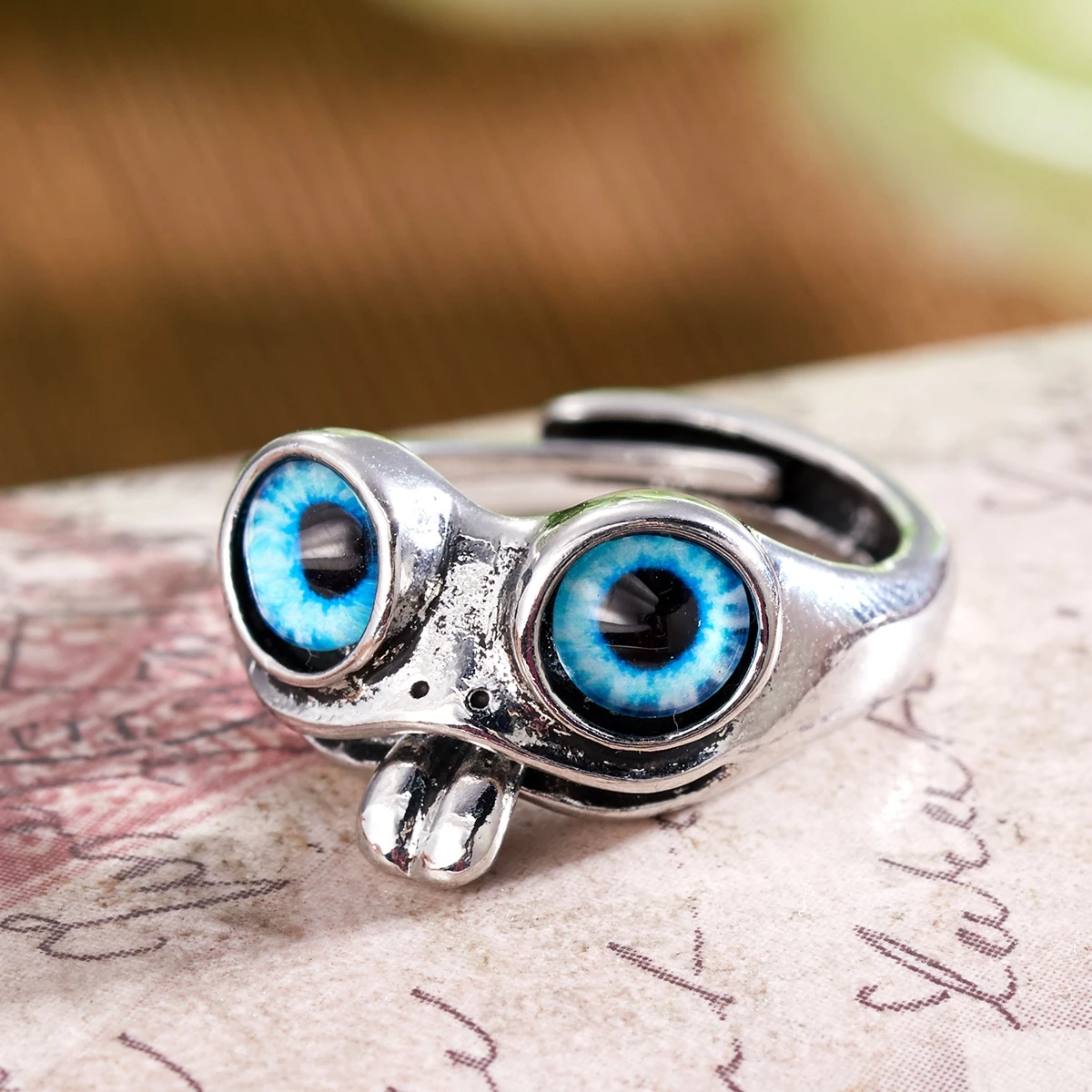 

Funny Tongue Out Frog Animal Rings For Men Women Vintage Green Blue Eyes Silver Plated Opening Ring Goth Fashion Party Jewelry