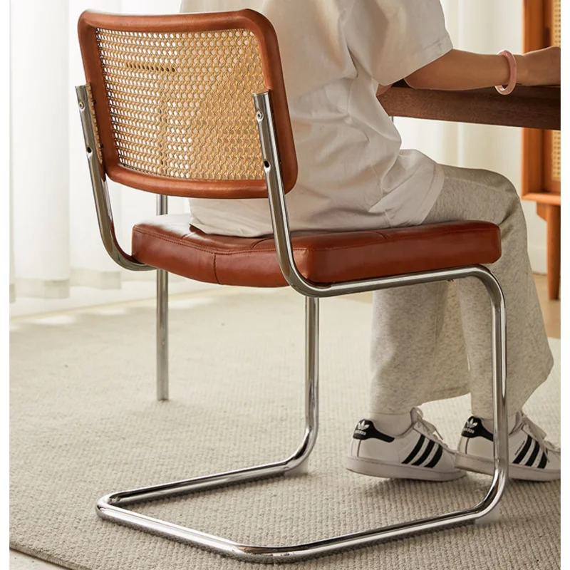 Деревянный обеденный стул