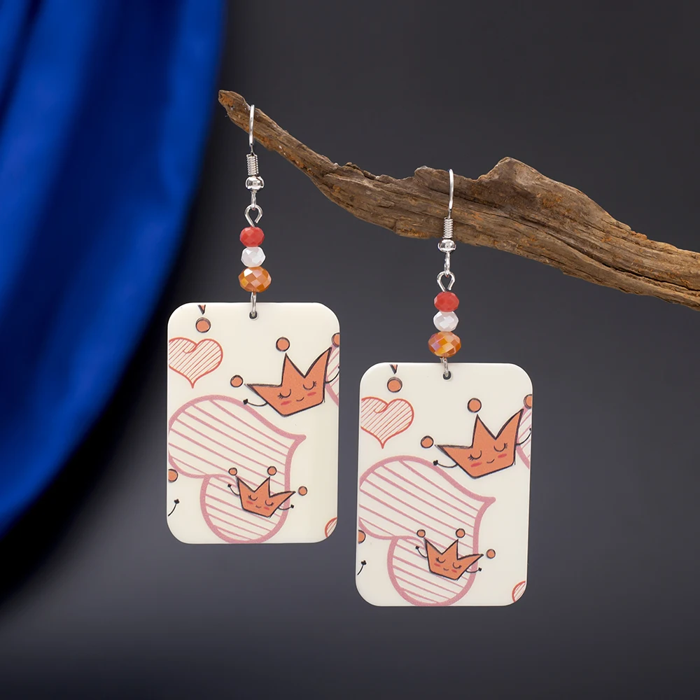 Новые модные акриловые женские серьги 2024 трендовые с короной и сердечками