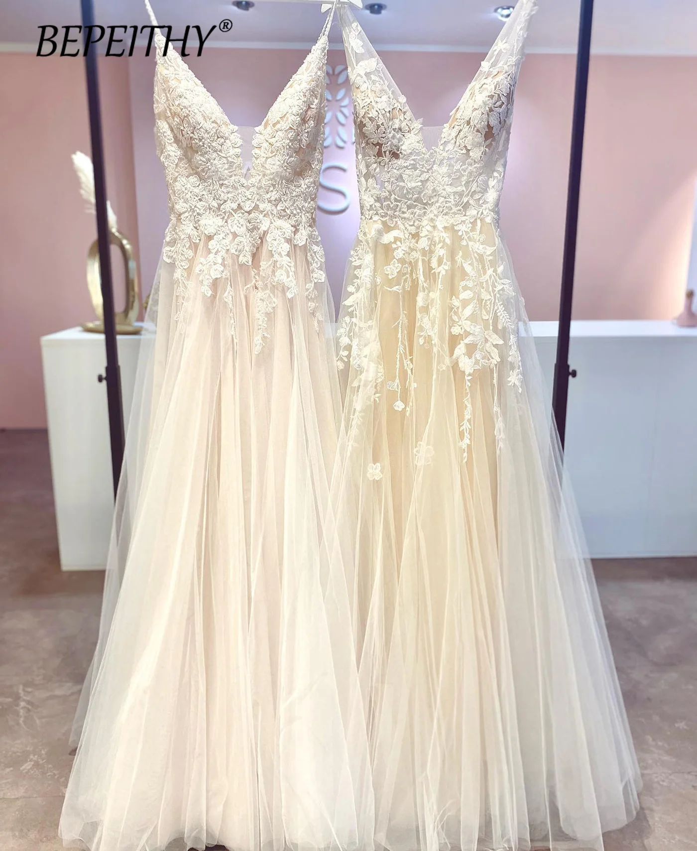 

Sexy Deep V-neck Sleeveless Wedding Dress Flower Appliques Lace Brides Gown Light Champagne Summer 2023 New Boho Wedding Dresses