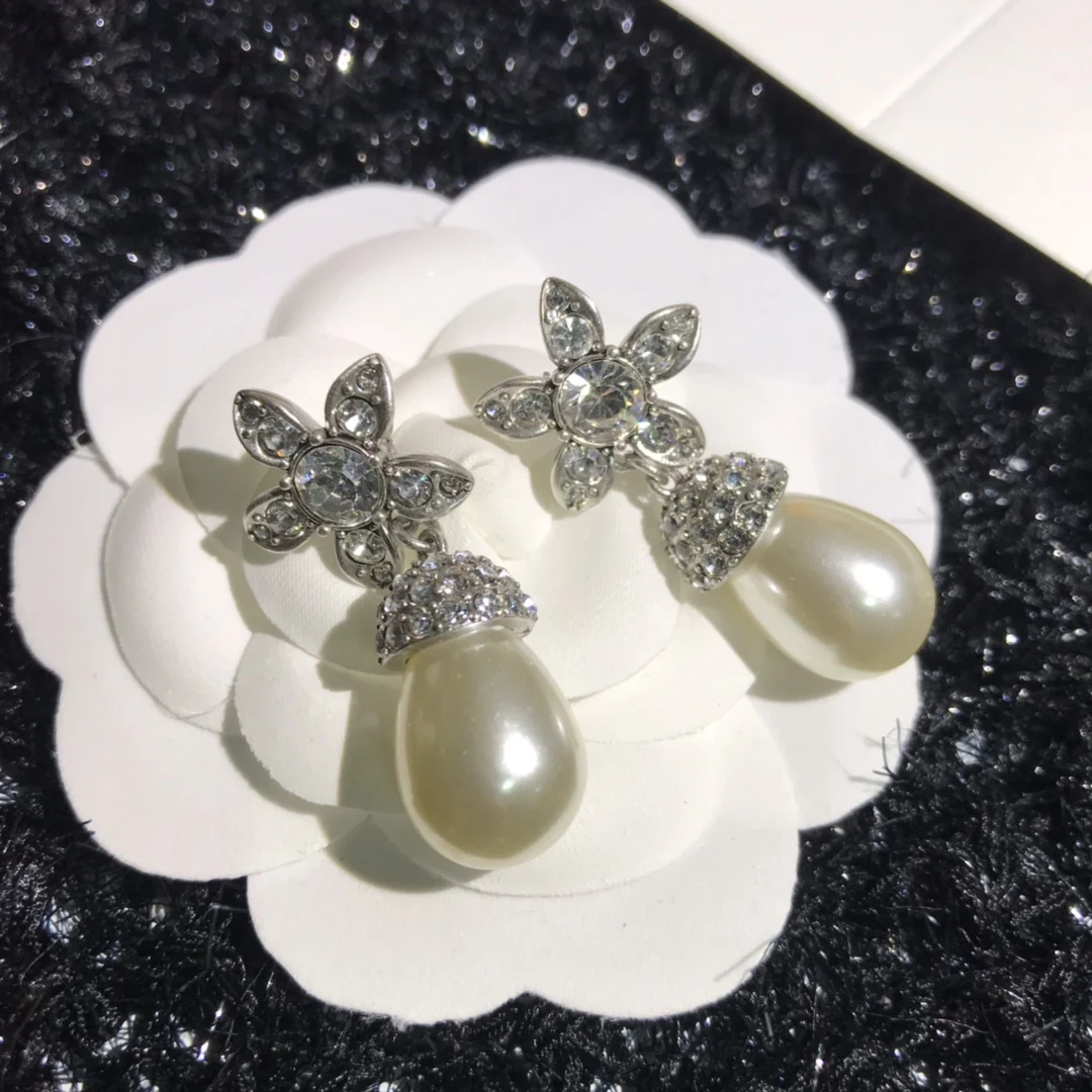 

Европейские и американские популярные серьги-подвески в виде цветка