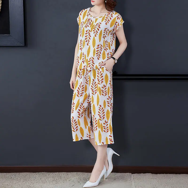 

Женский хлопковый комплект из 2 предметов, топ с коротким рукавом и укороченные брюки, модель 2023 Y932