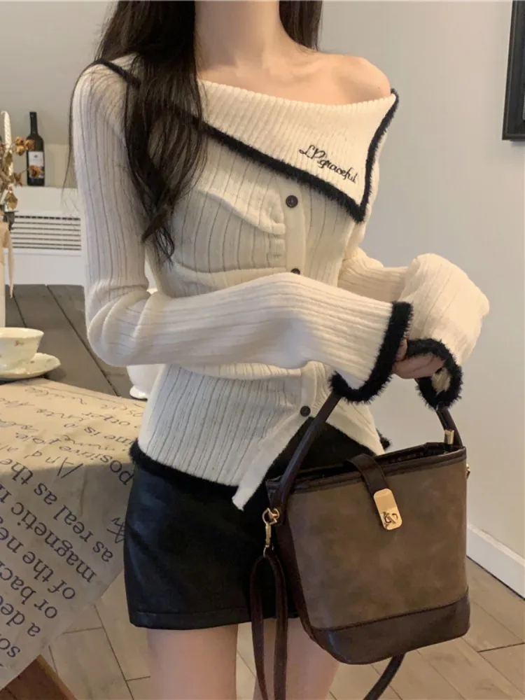 Красный свитер с воротником-лодочкой и открытыми плечами однотонный вязаный