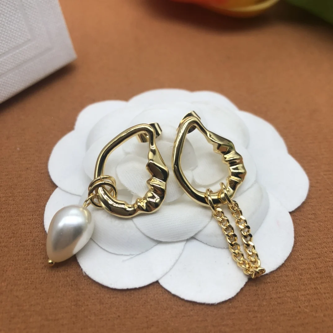 

European and American popular asymmetric pearl earrings