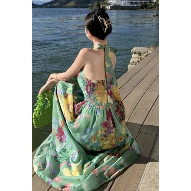 Женское длинное вечернее платье с лямкой на шее в стиле ретро