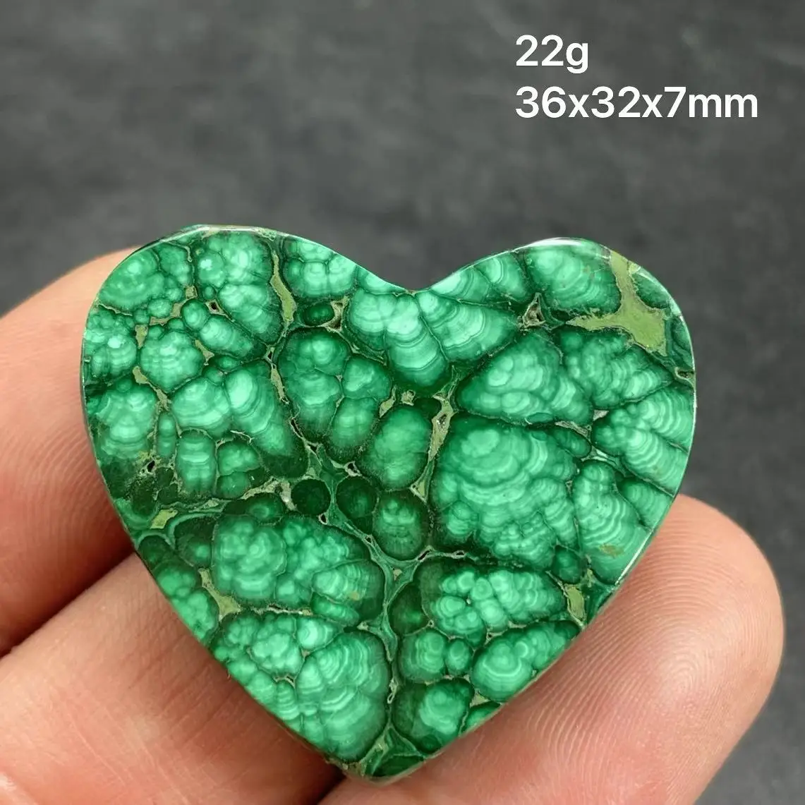 Натуральный малахит красивое украшение в виде сердца. Аксессуары для дома.