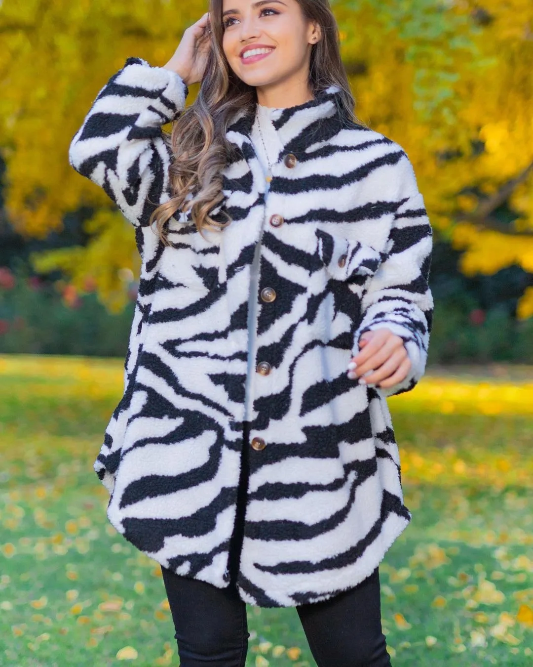 

Женское однобортное пальто из овечьей шерсти с длинным рукавом и принтом