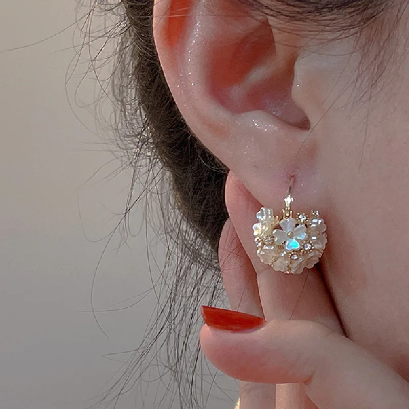 

2022 Korean New Exquisite Shell Flower Ball Earrings Fashion Temperament Versatile Earrings Female Jewelry