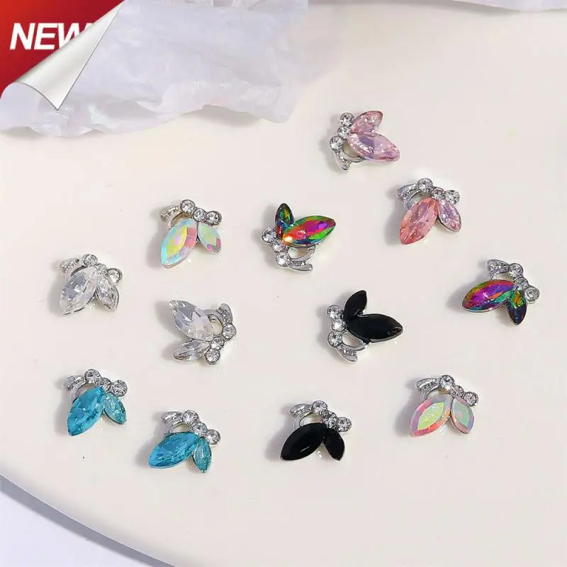 Декоративная бабочка-бабочка полноцветная маленькая и портативная простая