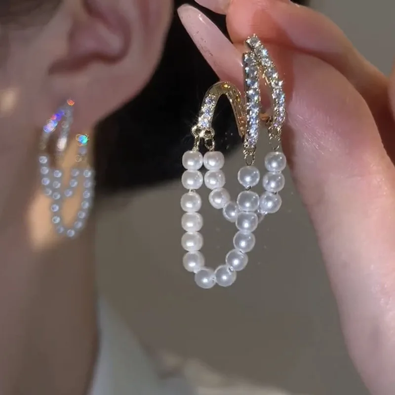 Необычные металлические серьги-гвоздики с кристаллами и жемчугом в европейском