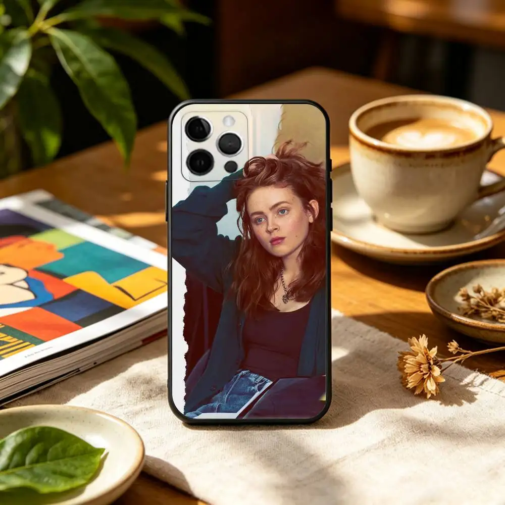 Фото Актриса Сэди Синк. Мягкий силиконовый черный чехол для телефона для iPhone 17, 16, 15, 14, 13, 12, 11 Plus, Pro Max, XS. №3