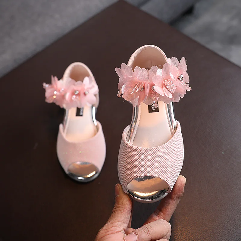 

Летние новые стильные детские сандалии для девочек, модные туфли принцессы со стразами и цветами, танцевальные туфли на мягкой подошве для маленьких девочек