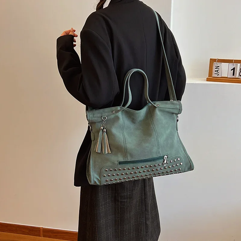 

2024 Rivets Tassel Shoulder Crossbody Bag For Women Large Capacity Frosted Handheld Shoulder Tote Bag Luxury Designer Handbag
