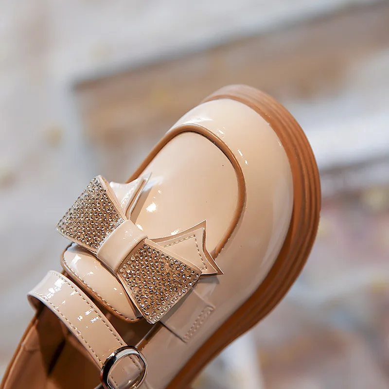 Детская обувь из лакированной кожи с окантовкой женская бантом и петлей весна 2023