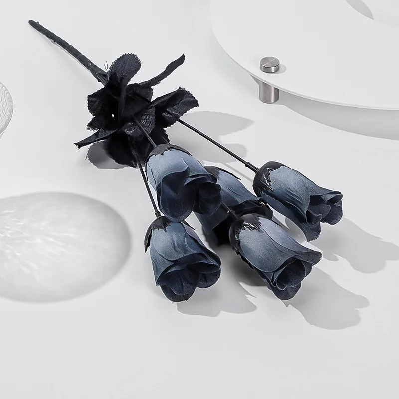 

Искусственная черная роза для декора