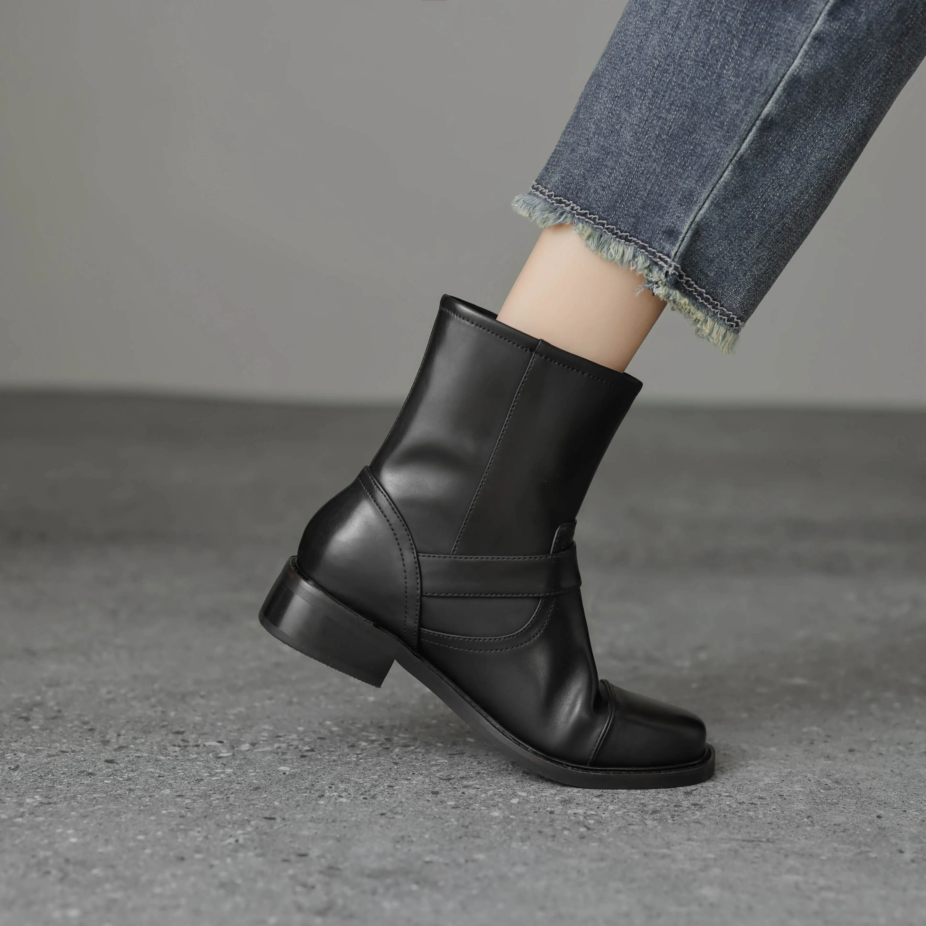 Женские мотоциклетные ботинки на среднем каблуке с ремешком и пряжкой