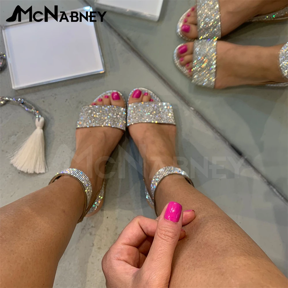 Сандалии Серебристые на плоской подошве со стразами