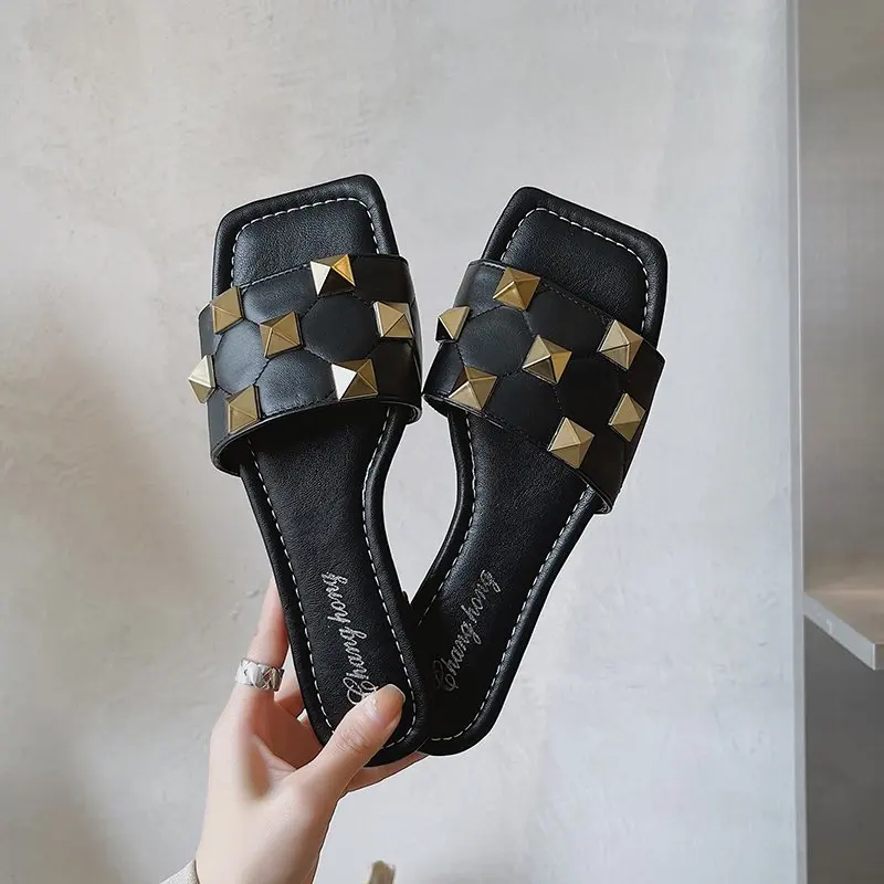 

Женские сандалии на плоской подошве, Нескользящие шлепанцы, с металлическими заклепками, гладиаторы, пляжные тапочки, повседневная обувь, ...