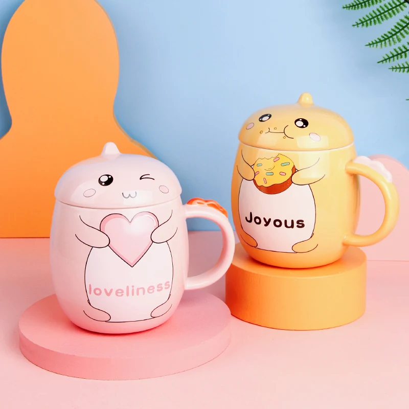 

Милая мультяшная кружка в виде маленького динозавра с крышкой и ложкой