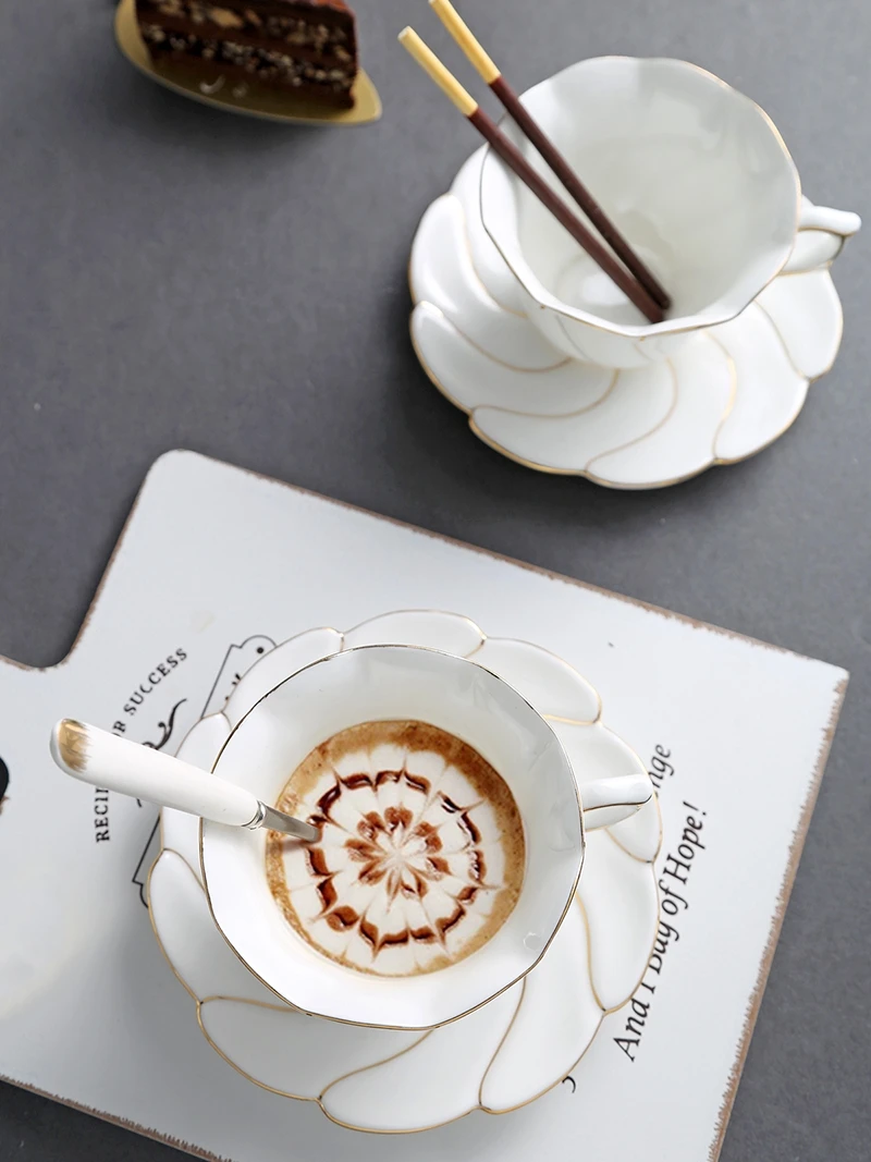 

Набор кофейных чашек из костяного фарфора, роскошная элегантная керамическая чайная чашка с цветами и блюдце, европейская керамическая пос...