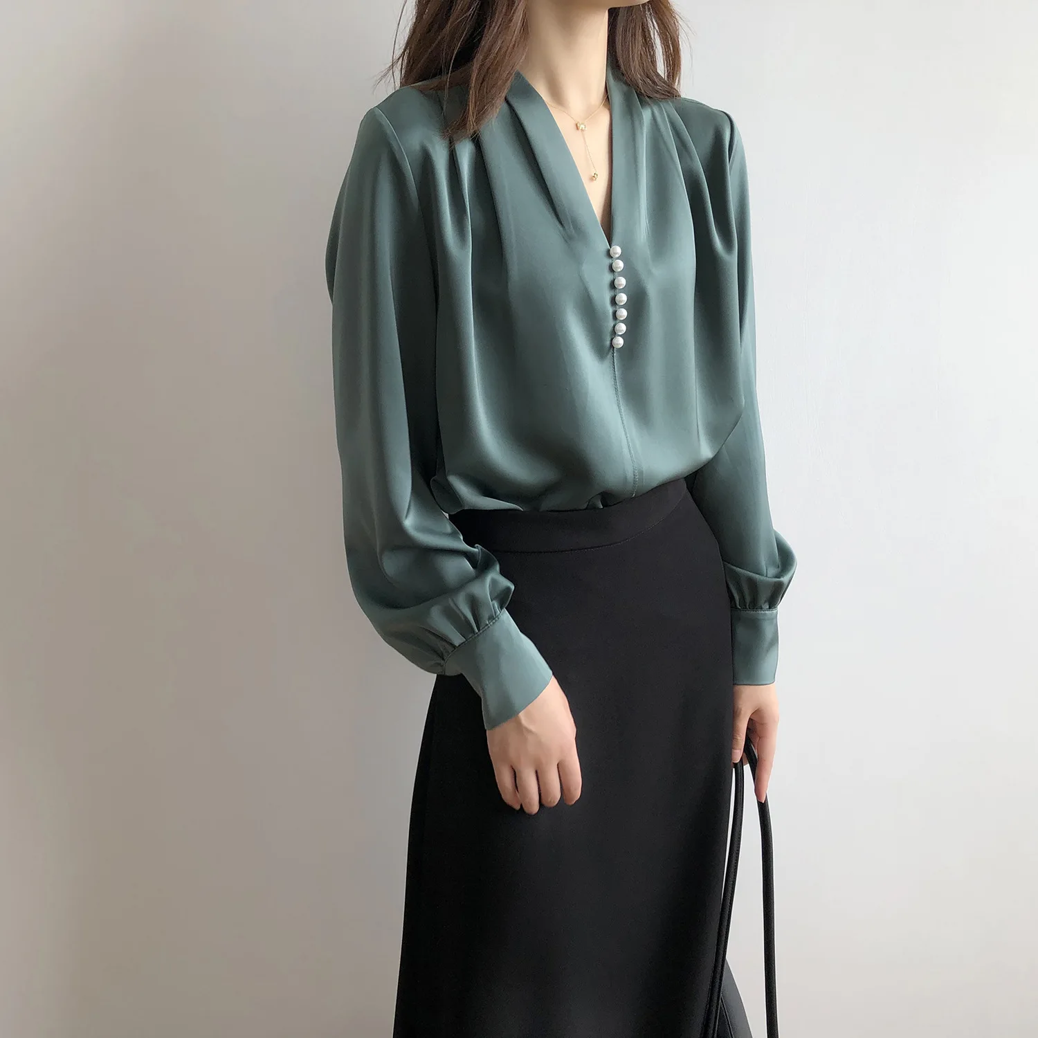 

2022 New Fashion Women Shirts Elegant Beaded V Neck Silk Chemise Femme Vintage Long Sleeve Satin Blusa Feminina Tunics Mujer