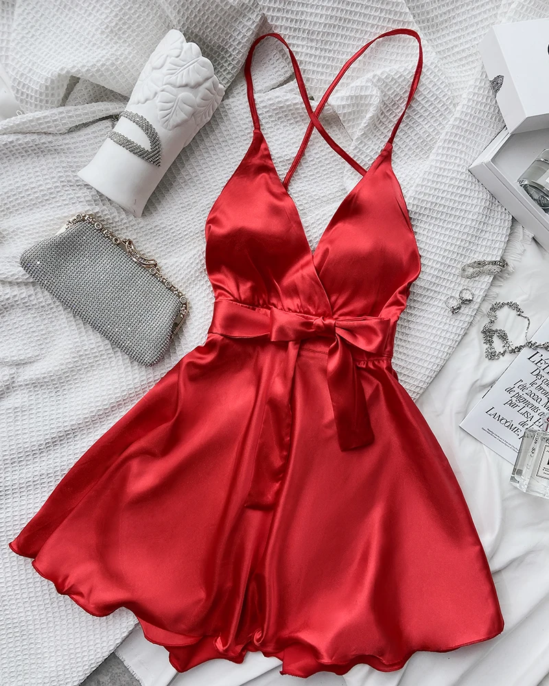 Женское коктейльное мини-платье на тонких бретельках с V-образным вырезом |