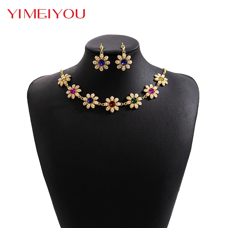 

Женский ювелирный комплект из колье, серёг, кольца и браслета