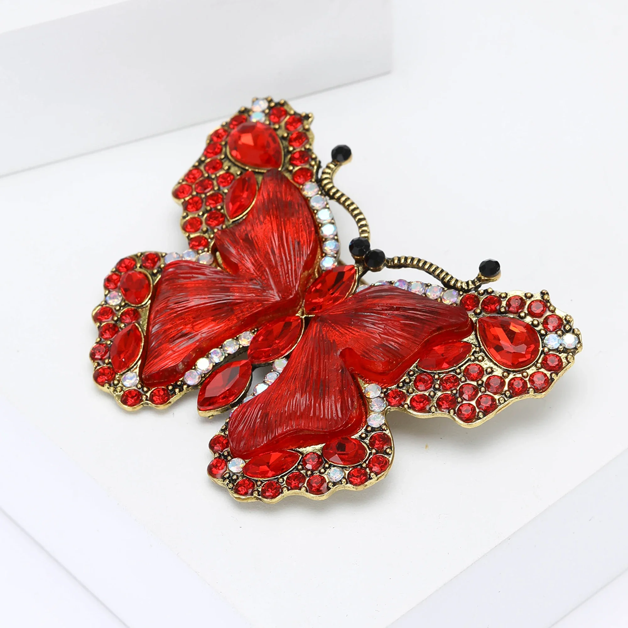 Красивые стразы бабочки броши для женщин унисекс насекомых булавки 4-цветные