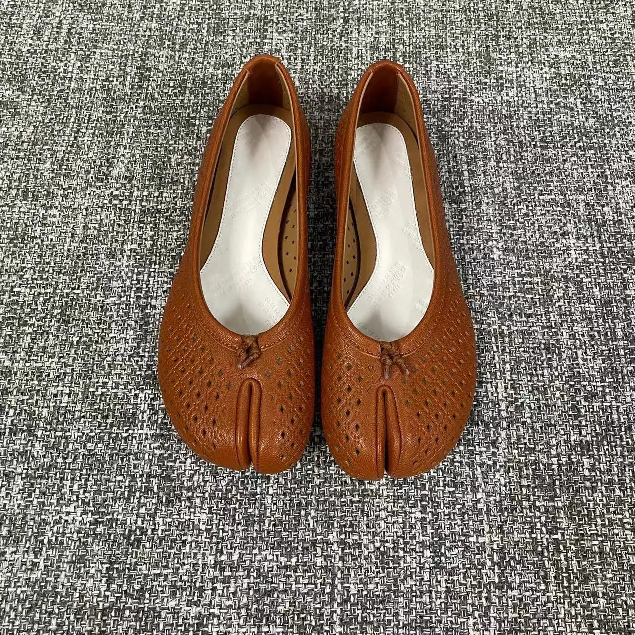 New flat sole leather single shoe split toe shoes sheepskin upper, perforated fashionable comfortable, breathable women's shoes