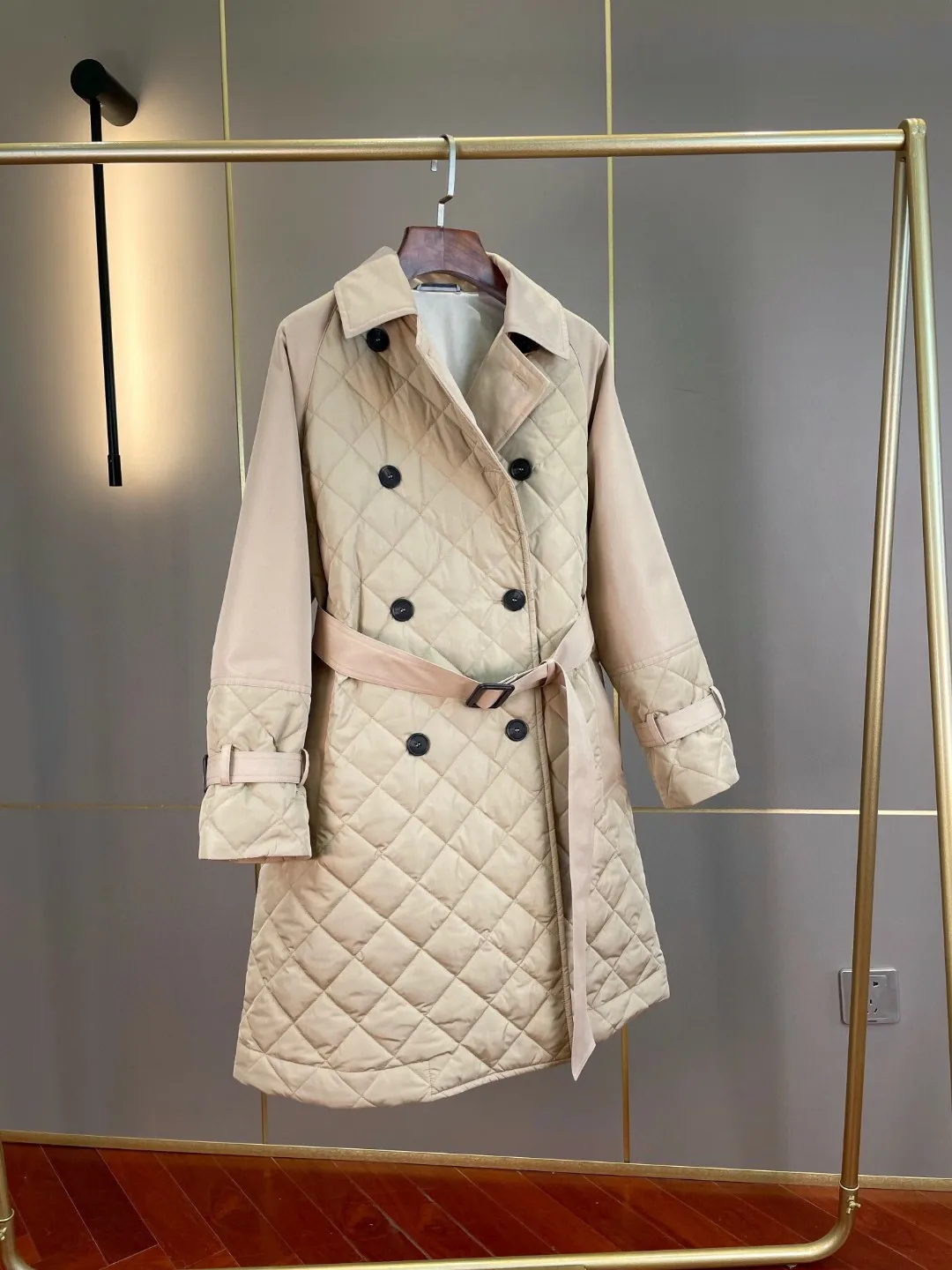 

Women Quilted Argyle Trench Coat 2023 Early Spring Stitching Double Breasted Female Windcheater with Pockets and Belt