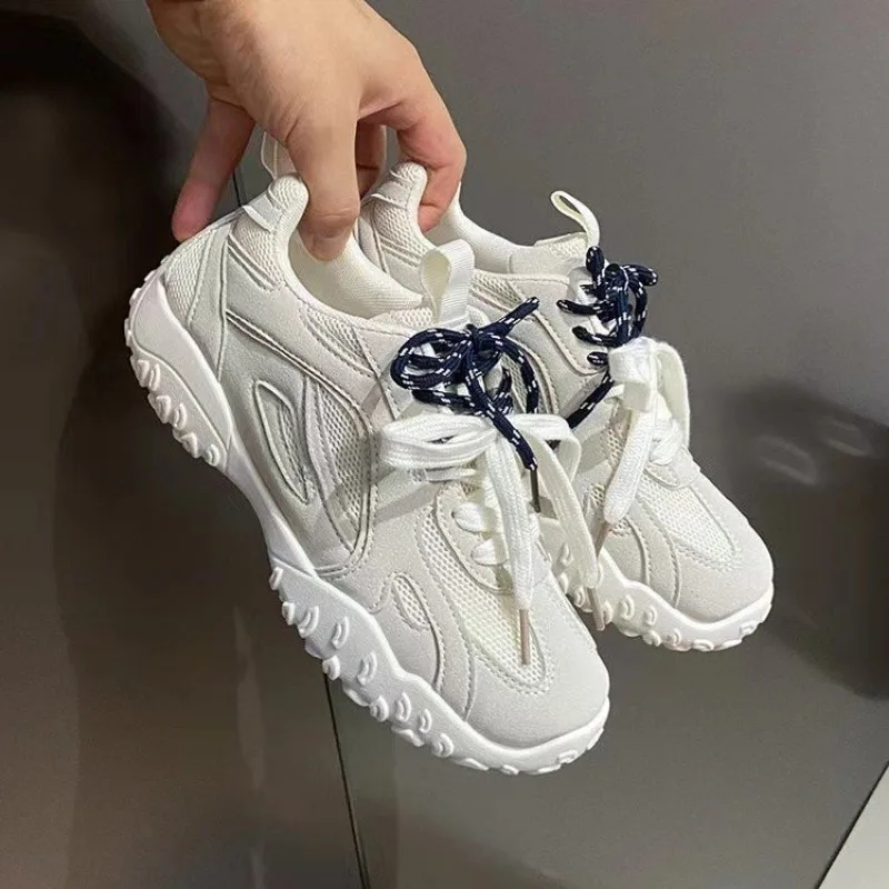 Женские кожаные кроссовки с ремешком