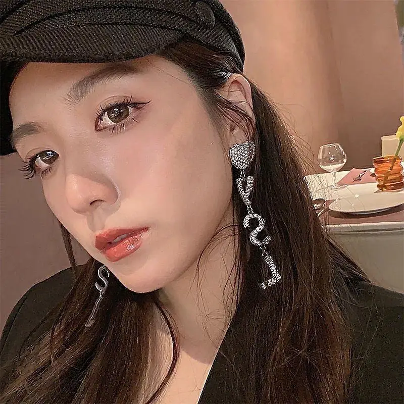 

Full of diamond letter earrings, a woman's exaggerated temperament, and a long round face presents slender earrings.