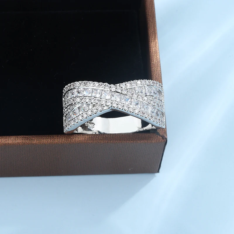 Женское кольцо с геометрическим пересечением из серебра пробы