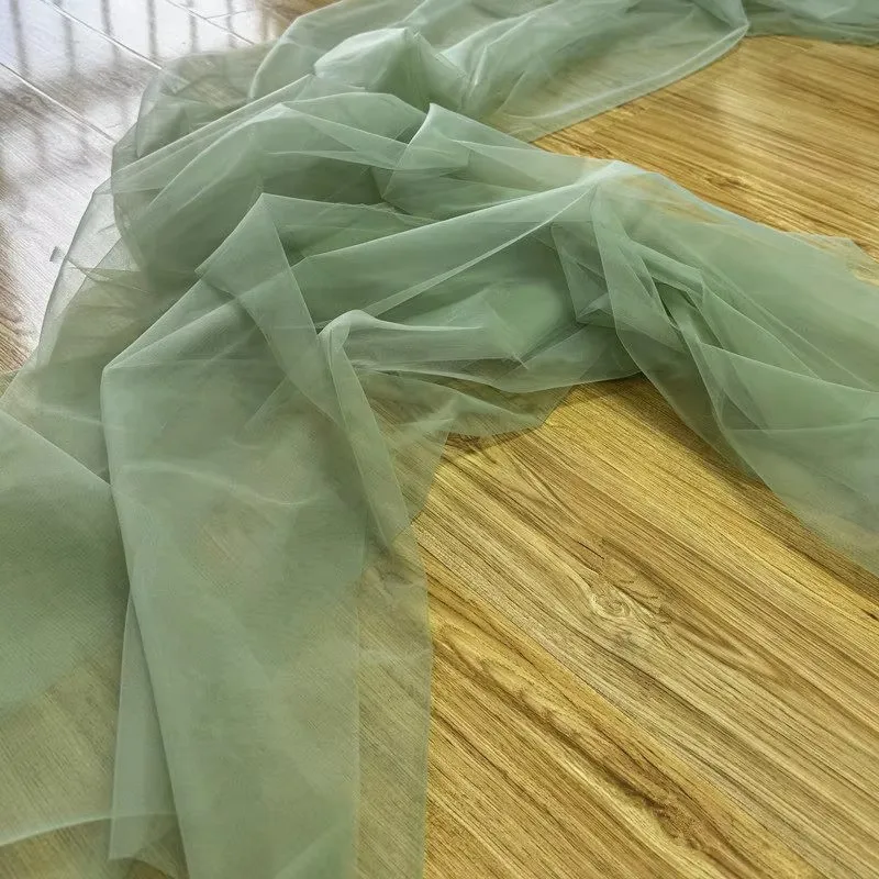 Фото Зеленая прозрачная швейцарская сетчатая ткань из тюля Lake Green: тонкая, мягкая, плотная, прозрачная сетка, идеально подходит для декора на свадьбу, фестиваль, вечеринку, фон для фотосессий. №2