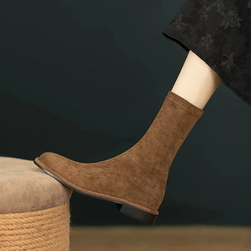 Замшевые женские короткие ботинки без шнуровки на плоском каблуке