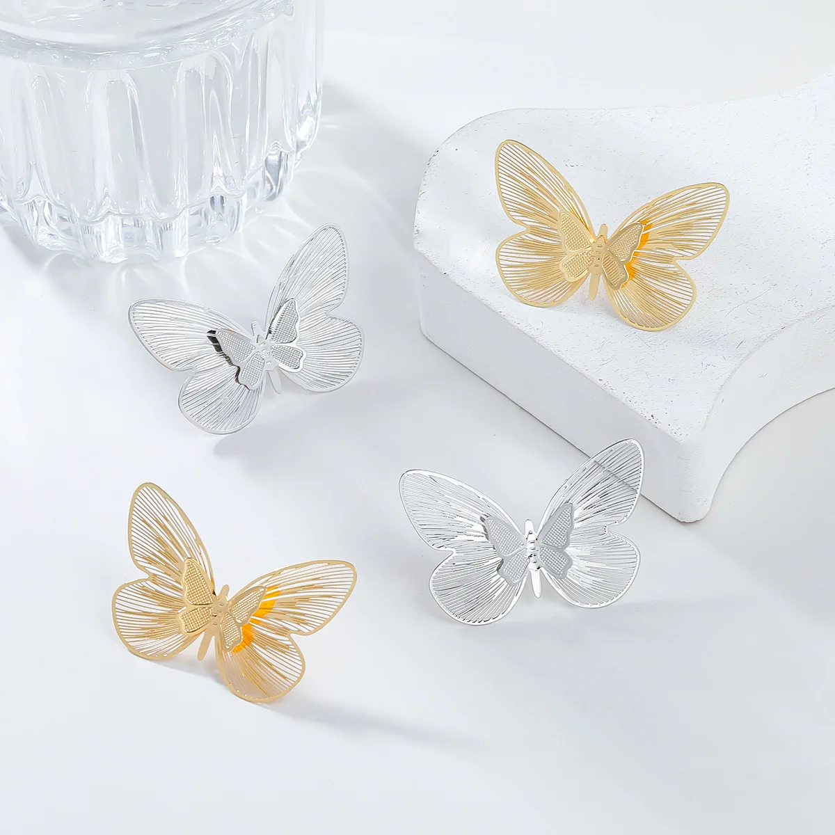 Женские металлические серьги в виде бабочек