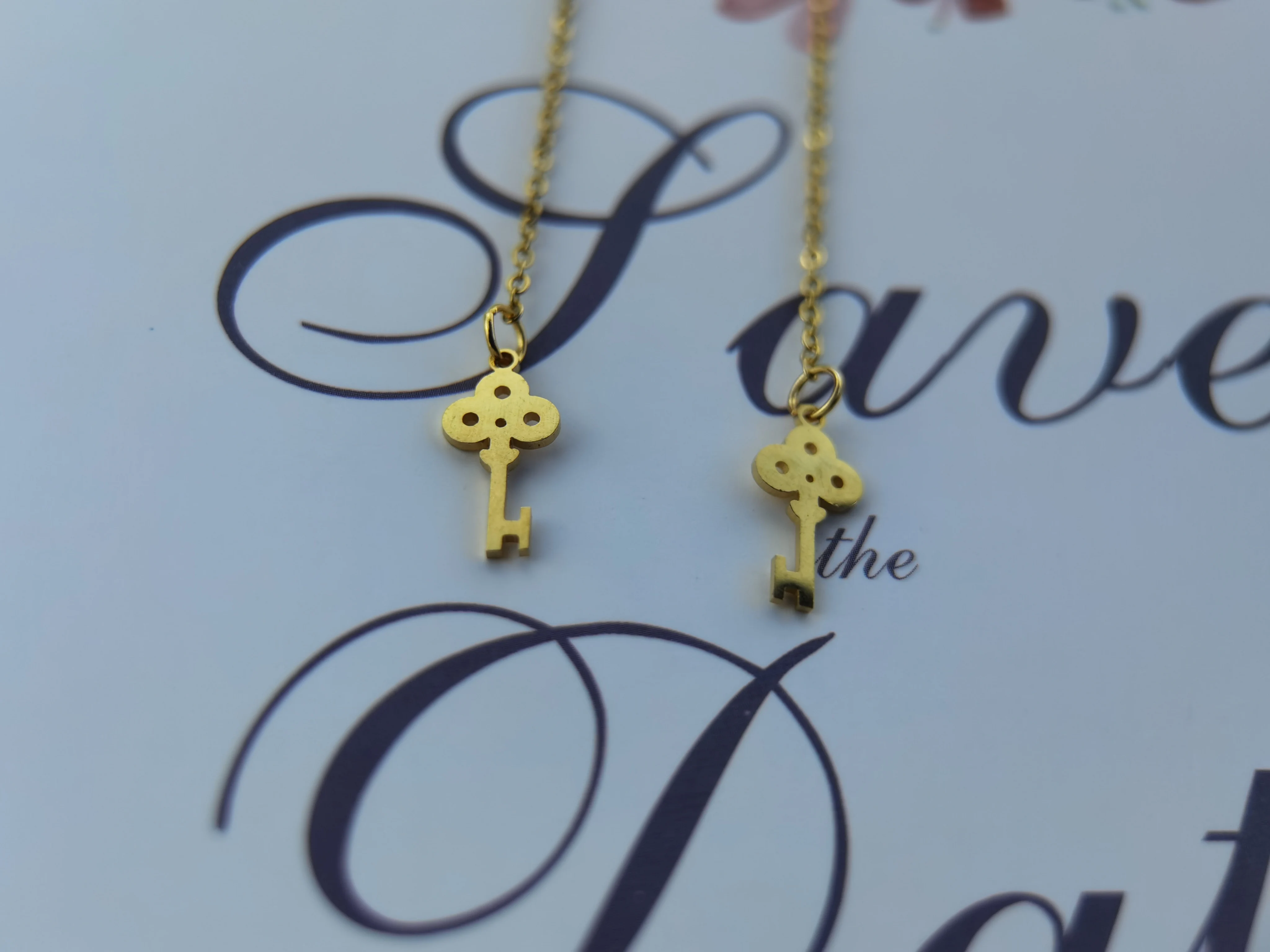 

2022 Winter New Vintage Gold Antiallergic Long Thread Key Shape Needle Pendant Women's Earrings Party Jewelry Gift Wholesale