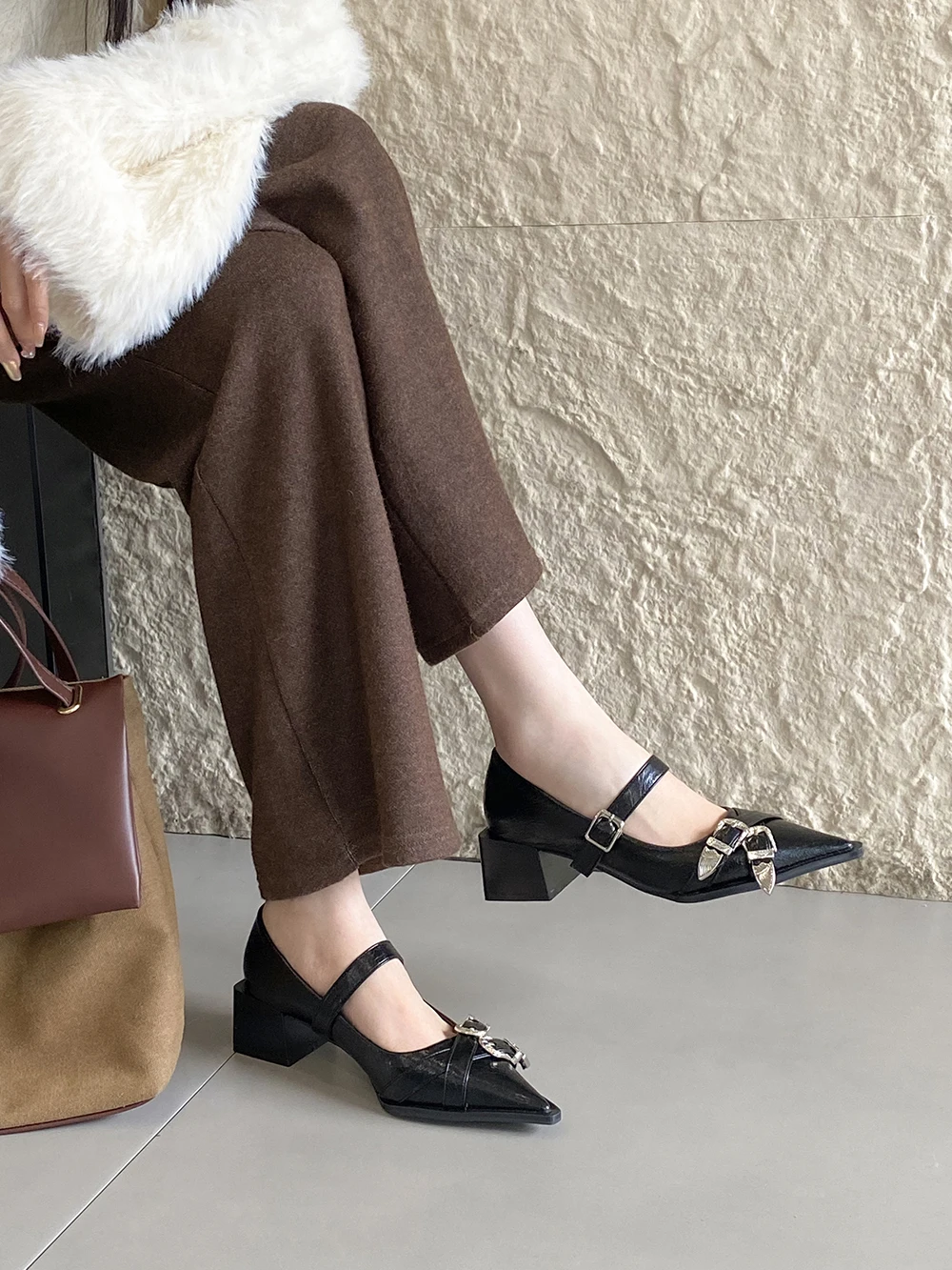 

Fashion Women Flats Loafers Pointed Toe Belt Buckle Slip On Flat Mid Heels Black Brown White Rivet Design Spring Autumn Loafers