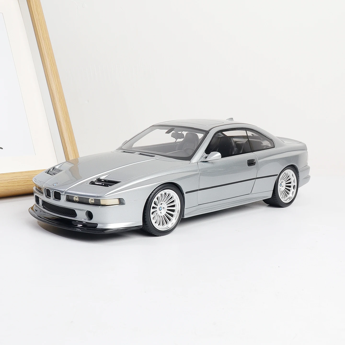 Фото Модели автомобилей Otto 1:18 Rein Speed Shop ‌     Модель автомобиля BMW 858 CSL, разработанная Jonsibal, 2024 год, литая под давлением из смолы, миниатюрная, лимитированная серия №4
