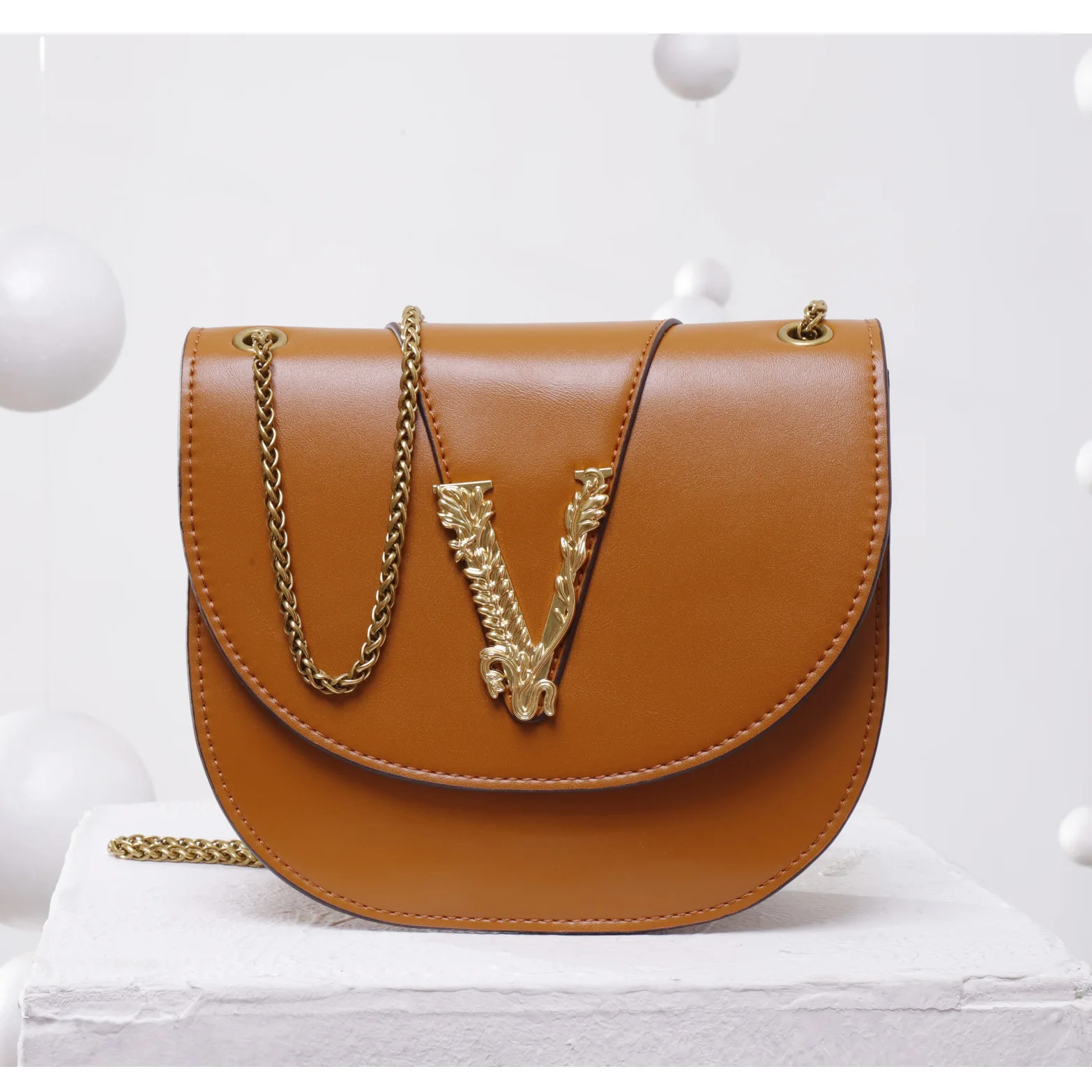 

2022 New Luxury Brand Fashion Semicircle Saddle Bags Lady V Letter Buckle Clamshell Chain Crossbody Casual Daily Handbags