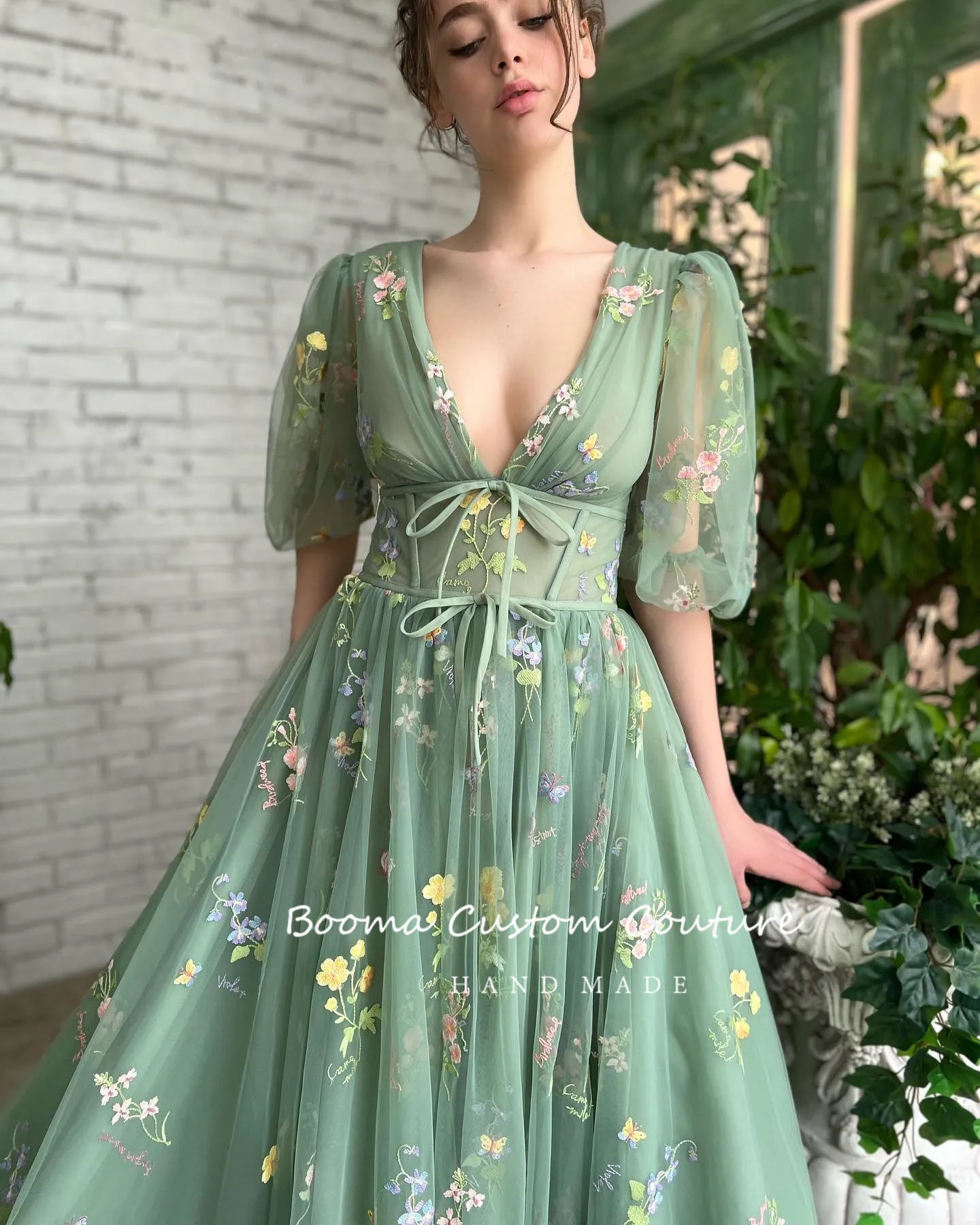 Женское платье с вышивкой Booma зеленое кружевное средней длины глубоким V-образным