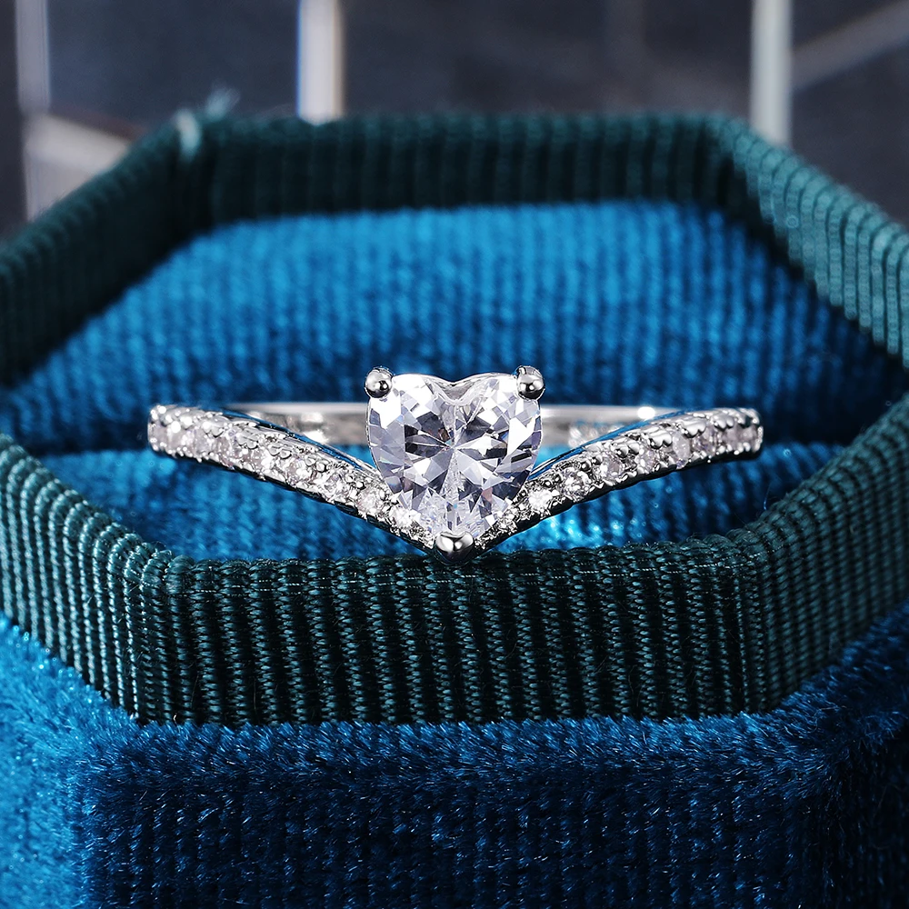 

New Romantic Crystal Heart Ring Women's Shiny Cubic Zirconia Anniversary Party Ring Minimalist Fashion Love Gift Fashion Jewelry