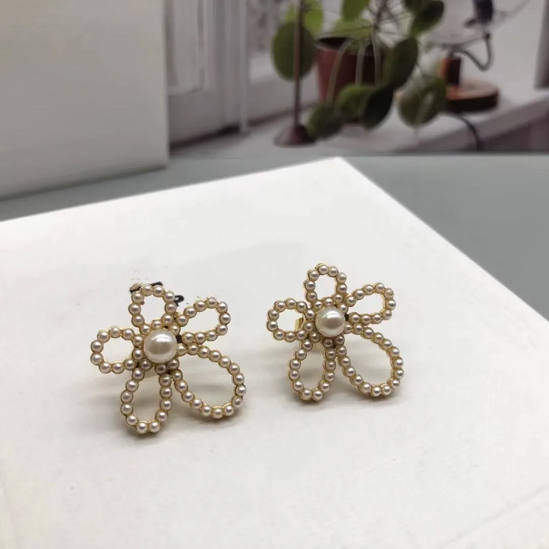 

European and American popular flower pearl earrings