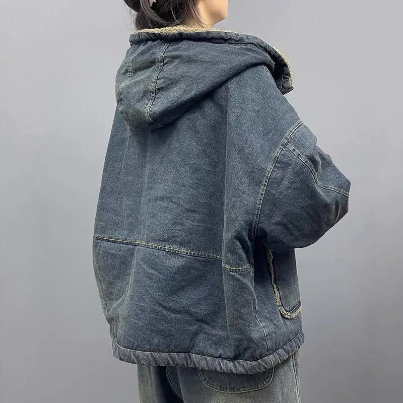 Женская джинсовая куртка с капюшоном повседневная утепленная из денима флисовой